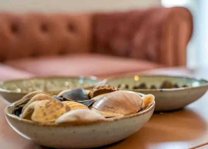 Townhouse Near Lighthouse & Big Waves *